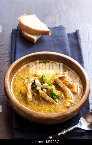 Soupe à la viande avec des légumes frais et de l'orge dans un bol en bois rustique - plats chauds faits maison Banque D'Images