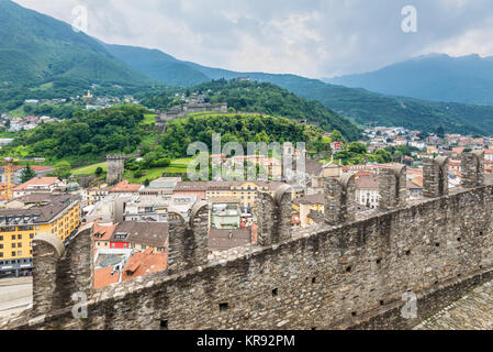 Bellinzona, Suisse - 28 mai 2016 : Château Montebello et ses environs cityscpae vue depuis le château de Castelgrande par temps nuageux à Bellinzona, SWI Banque D'Images