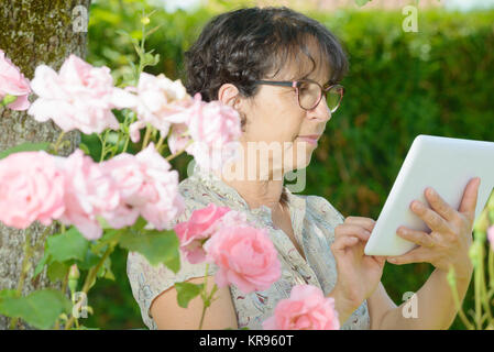 Portrait d'une femme mature avec une tablette, extérieur Banque D'Images