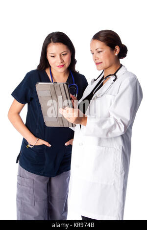 Médecin et l'infirmière discuter medical chart Banque D'Images