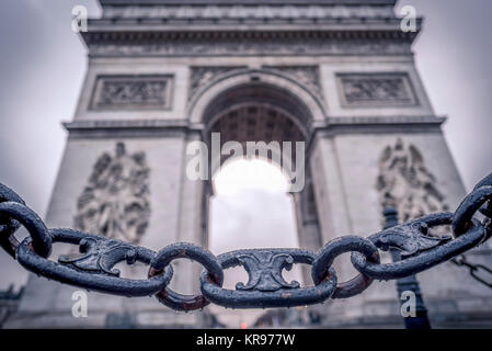 Liens de la chaîne et de l'Arc de Triomphe en arrière-plan Banque D'Images