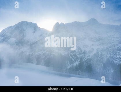 Faible neige blizzard dans les montagnes Banque D'Images