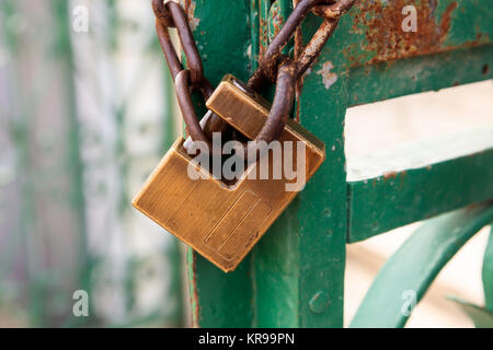 Old rusty metal cadenas bloquant l'entrée. Vue en gros plan. Banque D'Images