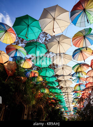 Ouvrez les parapluies multicolores décorent une rue étroite à Nicosie, Chypre. Protection contre le soleil et la pluie. Banque D'Images