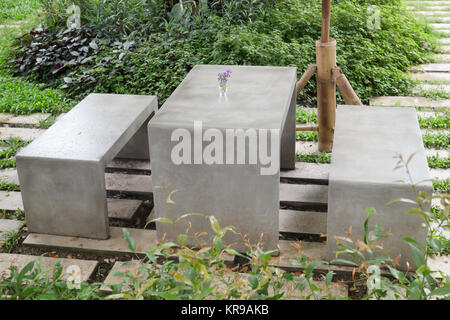 Mobilier d'extérieur en béton situé dans le petit jardin Banque D'Images