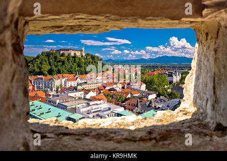 Vue aérienne de Ljubljana à travers la fenêtre en pierre Banque D'Images