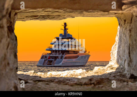 Yacht de luxe par le biais d'affichage de la fenêtre en pierre Banque D'Images