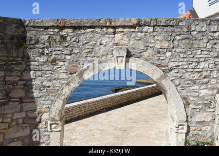 novigrad,ville,mur de ville,remparts,fortification,porte de ville,passage,mur Banque D'Images