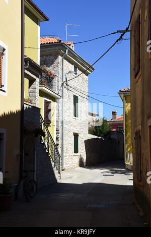 novigrad,ville,allée,écran,parapluies,tortueux,étroit,historique Banque D'Images