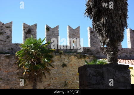 novigrad,ville,mur de ville,remparts,fortification,porte de ville,passage,mur Banque D'Images
