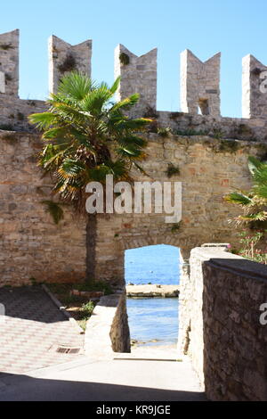 novigrad,ville,mur de ville,remparts,fortification,porte de ville,passage,mur Banque D'Images