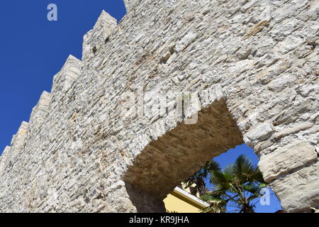 novigrad,ville,mur de ville,remparts,fortification,porte de ville,passage,mur Banque D'Images