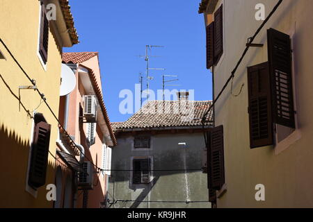 novigrad,ville,allée,écran,parapluies,tortueux,étroit,historique Banque D'Images