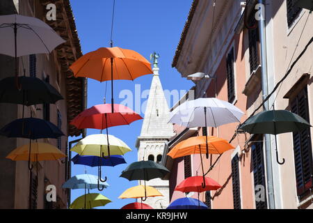 novigrad,ville,allée,écran,parapluies,tortueux,étroit,historique Banque D'Images