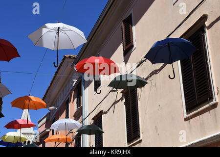 novigrad,ville,allée,écran,parapluies,tortueux,étroit,historique Banque D'Images