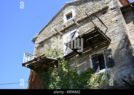 GRONZJAN,istria,croatie,ville,maison,balustrade,balcon,délabré Banque D'Images