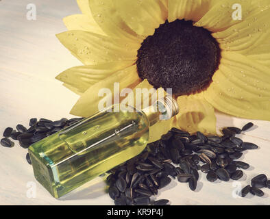 Les graines de tournesol et une bouteille Banque D'Images