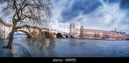 Sombres nuages sur la Seine et le Pont Royal Banque D'Images