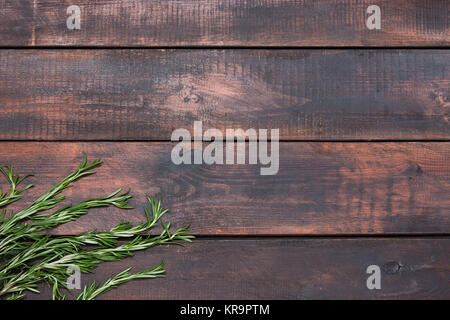 Bouquet de romarin sur table en bois, style rustique, herbes fraîches, vue du dessus Banque D'Images