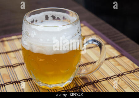 Tasse en verre de bière weizen non filtrée sur table Banque D'Images