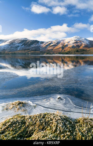 Catbells reflété dans le lac Derwent Water qui est partiellement plus glacé. Banque D'Images