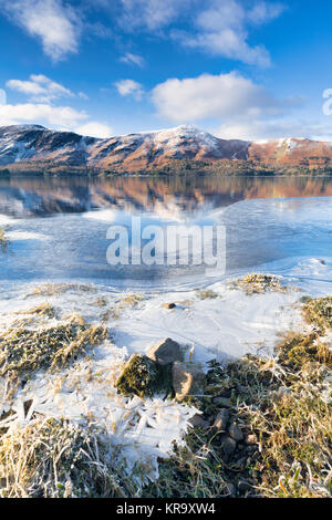 Catbells reflété dans le lac Derwent Water qui est partiellement plus glacé. Banque D'Images