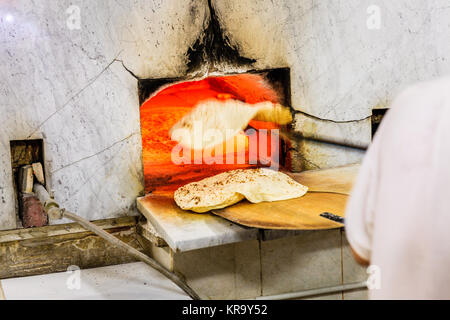 La cuisson du pain plat traditionnel arabe dans une boulangerie dans la vieille ville de Dubaï Banque D'Images