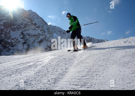 Skier dans la pente enneigée, tir point inférieur Banque D'Images