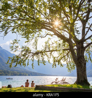 Couple bénéficiant d'une belle nature autour du lac de Bohinj, en Slovénie. Banque D'Images