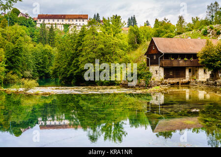 La rivière Korana, dans la ville de Slunj en Croatie centrale Banque D'Images