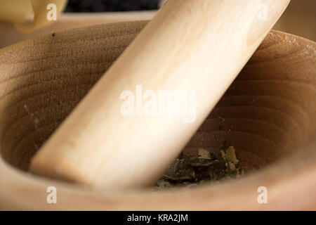 Seringue, des herbes avec mortier et Pastel Photo Stock - Alamy