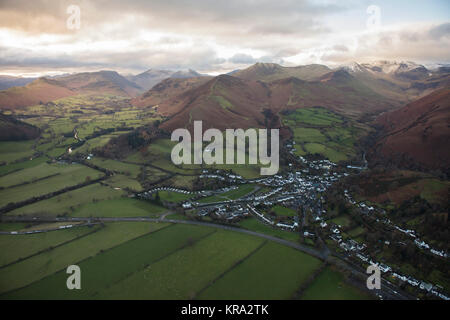 Une vue aérienne du village de Braithwaite et les montagnes au-delà de Cumbrie Banque D'Images