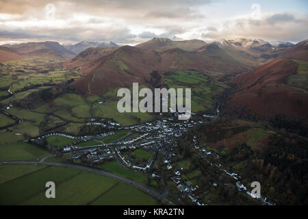 Une vue aérienne du village de Braithwaite et les montagnes au-delà de Cumbrie Banque D'Images