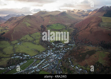 Une vue aérienne du village de Braithwaite et les montagnes au-delà de Cumbrie Banque D'Images