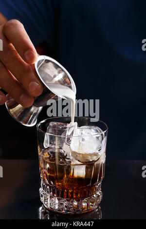 Barman prépare un cocktail russe blanc Banque D'Images