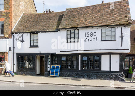 Zizzi restaurant sur Pinner High Street occupe les anciens locaux de la Victory pub ; un bâtiment Tudor qui date de 1580. Banque D'Images