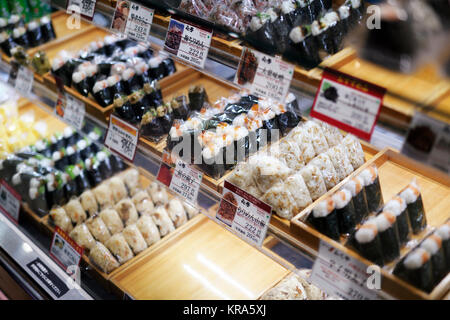 Onigiri O-nigiri avec différents triangles de riz enveloppés dans des obturations d'algue nori sur un présentoir dans un magasin de produits alimentaires japonais à Osaka, Japon 2017. Tradi Banque D'Images