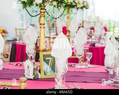 Table de mariage avec le signe numéro 7 Banque D'Images