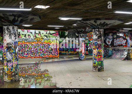 Des graffitis sur les murs de la Southbank undercroft skate park à Londres. Banque D'Images