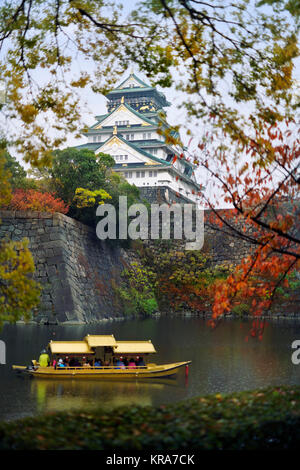 Licence et reproductions sur MaximImages.com - Château d'Osaka, vue d'Osakajo depuis derrière les arbres jaunes d'automne, le matin d'une brumeuse. Osaka Castle Park en automne Banque D'Images