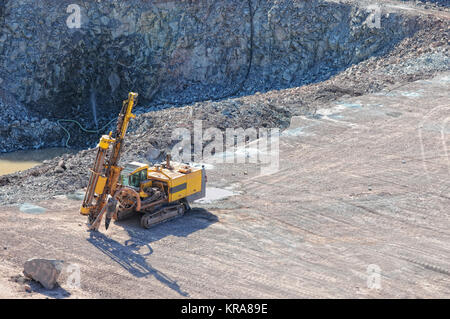 Dans une carrière de foreur de mine. l'exploration stériles. Les roches de porphyre. Banque D'Images