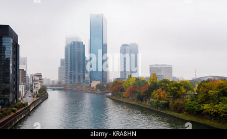 Le quartier financier de la ville d'Osaka et tour de cristal d'autres immeubles de grande hauteur sur les rives de la rivière Okawa dans misty colorés d'automne. ChÅ"Å- Banque D'Images