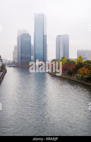 Le centre-ville de la ville d'Osaka Chuo-ku financial distric rivière Okawa et hautes tours, tour de cristal et d'autres dans le brouillard d'automne paysage urbain. ChÅ"Å Banque D'Images