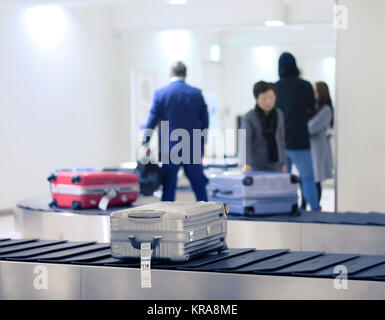 Des valises, des bagages sur la récupération des bagages de l'aéroport carrousel convoyeur, l'aéroport international de Haneda de Tokyo, Japon Banque D'Images