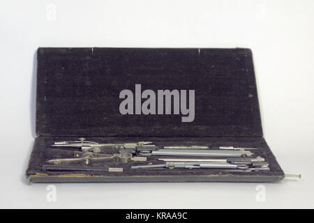 Ensemble d'instruments de dessin technique de précision en boîtier noir Banque D'Images