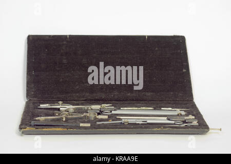 Ensemble d'instruments de dessin technique de précision en boîtier noir Banque D'Images