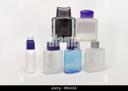 Piramid de bouteilles vides de lotions après-rasage et un flacon de gel avec distributeur Banque D'Images