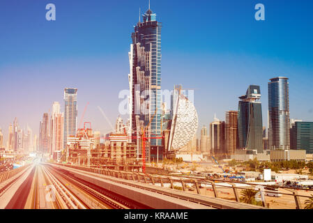 Ligne de métro moderne à Dubaï Banque D'Images