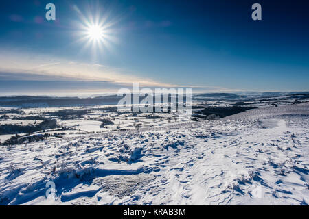 Soleil au-dessus de Ape Dale et Wenlock Edge, vu de Ragleth, Hill Church Stretton, Shropshire, Angleterre Banque D'Images