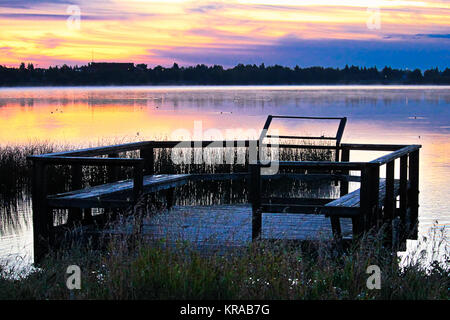 Une plate-forme d'observation des oiseaux au lever du soleil sur le lac de Jessie. Banque D'Images